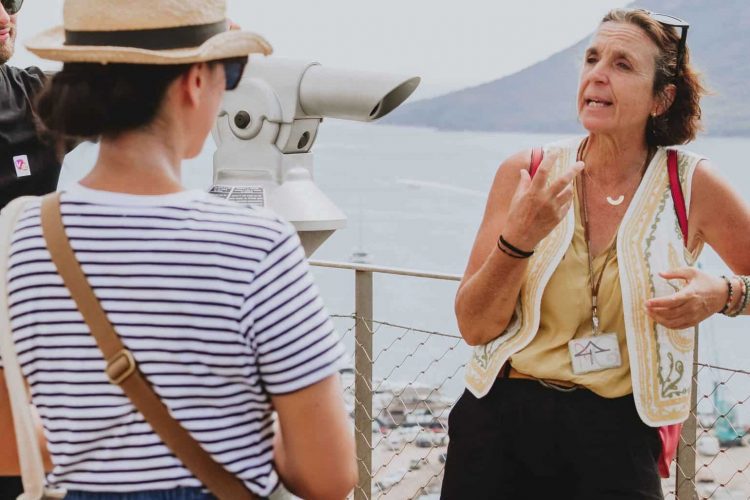 Nela et des visiteurs sur la terrasse du Bastion de France avec vue panoramique sur le golfe de Porto-Vecchio.