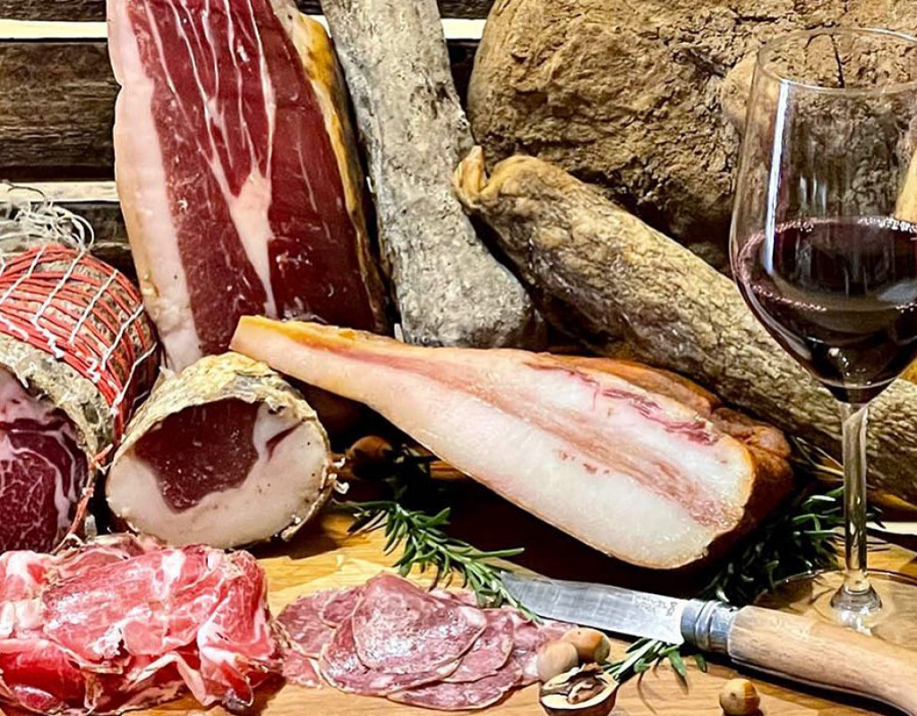 cave-a-charcuterie-panier-rouge