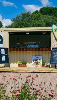 Foodtruck L’Affamée installé dans le jardin de l’Hôtel San Giovanni, entouré de verdure.