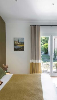 Chambre spacieuse et lumineuse de l’Hôtel San Giovanni, décorée dans un style apaisant inspiré du jardin.