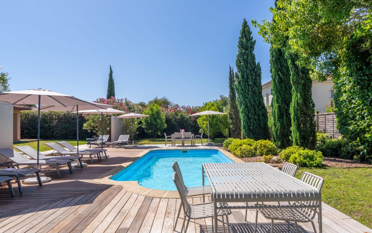 Piscine, bains de soleil et tables