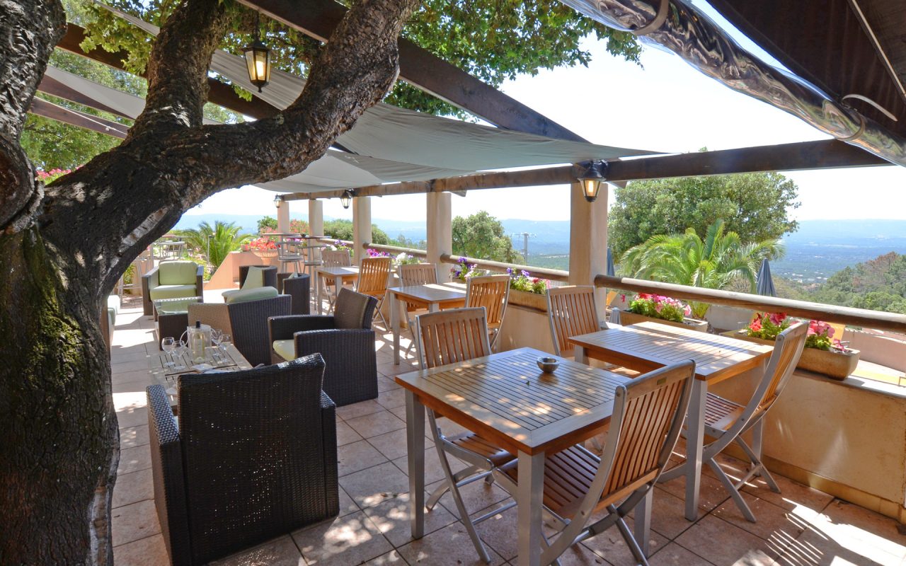 terrasse de la residence Les Bungalows du Maquis