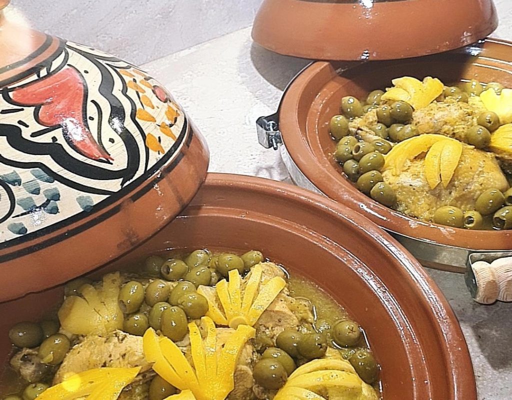 Tajine poulet, olives, citrons confits, pommes de terre  au four et pain marocain