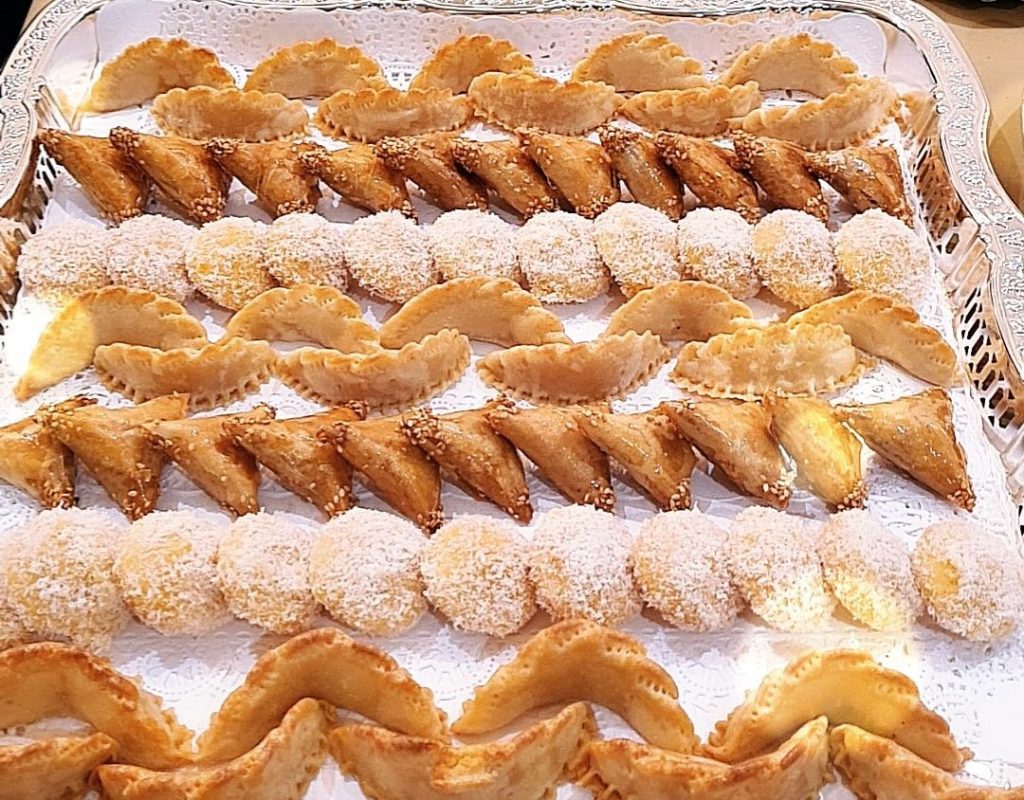 Assortiment de pâtisseries orientales : cornes de gazelle, makrouts, bricks aux amandes, boules de coco...