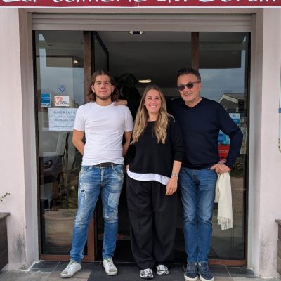 Trois générations de la famille Robbez Masson devant la bijouterie corse